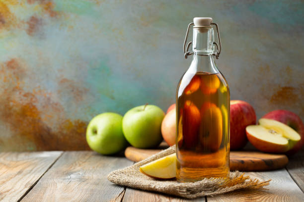 стокові фото, фото роялті-фрі та зображення на тему яблучний оцет. пляшка яблучного органічного оцту або сидру на дерев'яному тлі. здорова органічна їжа. з простором копіювання - a bottle of vinegar
